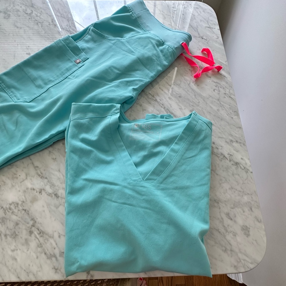 Figs Neon Blue Kade Scrub Pants and Top w/two front pockets